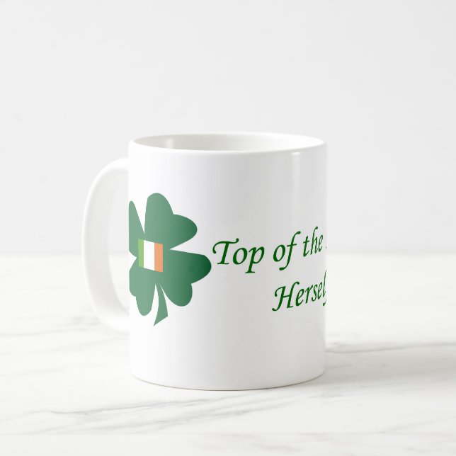 Tasse de café irlandaise du shamrock elle-même (Devant gauche)