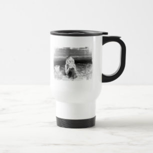 Tasse de café isolée par plage