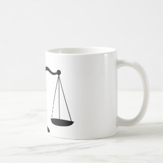Tasse de café juridique d'échelles