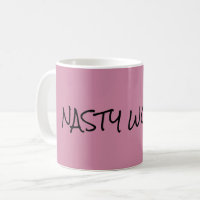 Tasse de café méchante de rose de femme