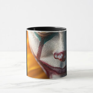 Tasse de café noire avec visage de monstre effraya