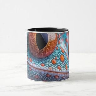 Tasse de café noire avec visage de monstre effraya