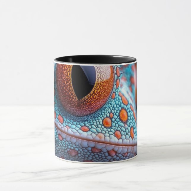 Tasse de café noire avec visage de monstre effraya (Centre)