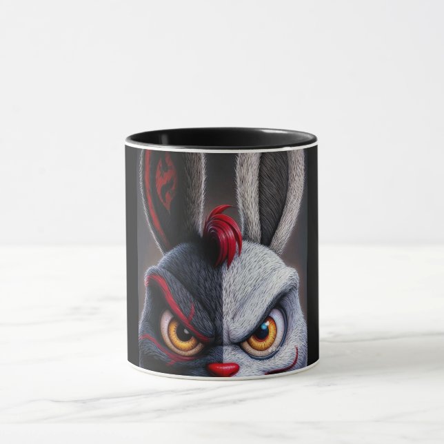 Tasse de café noire avec visage de monstre effraya (Centre)