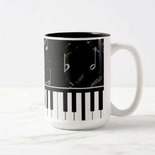 Tasse de café noire et blanche de musique de piano