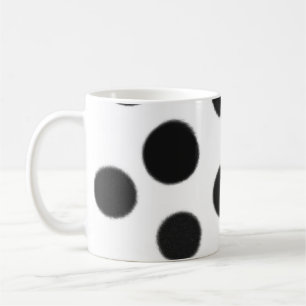 tasse de café noire et blanche de point de polka