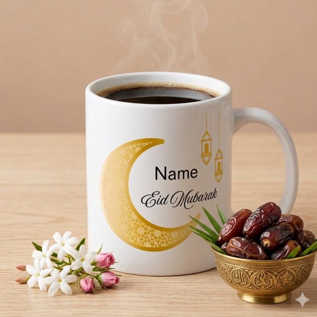 Tasse de café personnalisée Croissant de Lune Eid  (White ceramic mug with black coffee, featuring a golden crescent moon and lanterns)