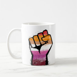 Tasse de café poing de protestation lesbienne