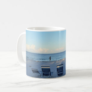 Tasse de café pour promenade matinale sur la plage