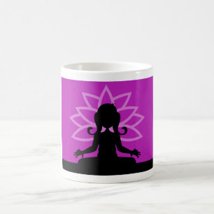 Tasse de café pourpre de silhouette de yoga