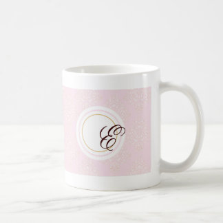 Tasse de café rose de damassé de monogramme