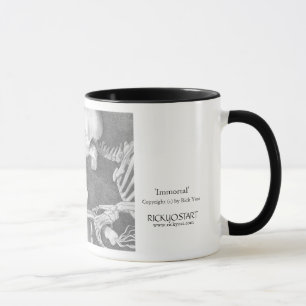 Tasse de café, squelette sur le vélo chassant un