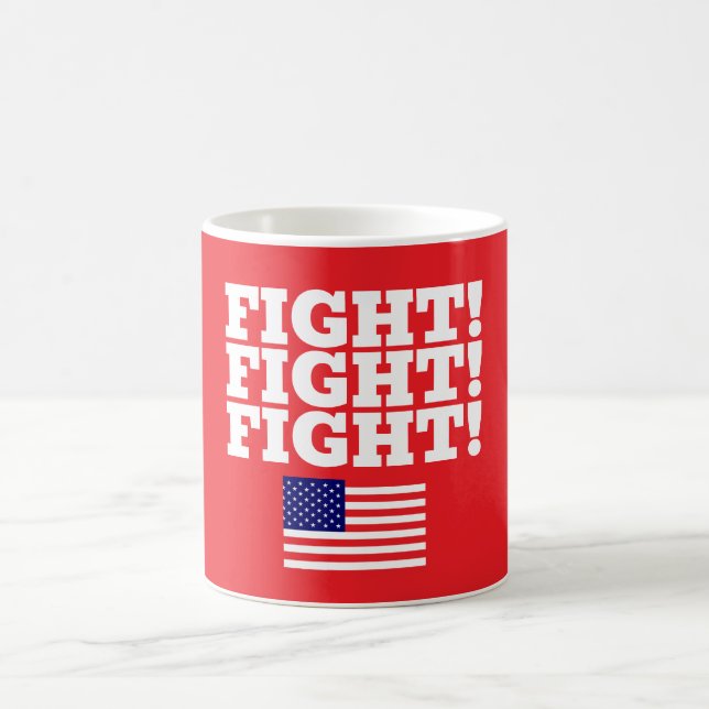Tasse de café sur la bagarre de Trump (Centre)
