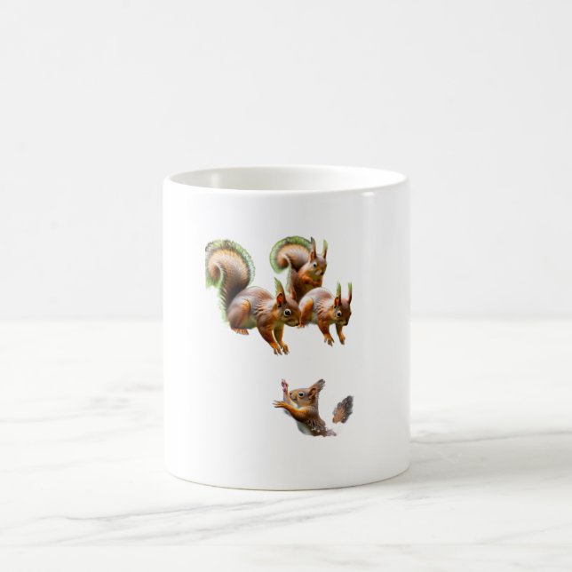 Tasse de café sur la nature des écureuils mignons  (Centre)