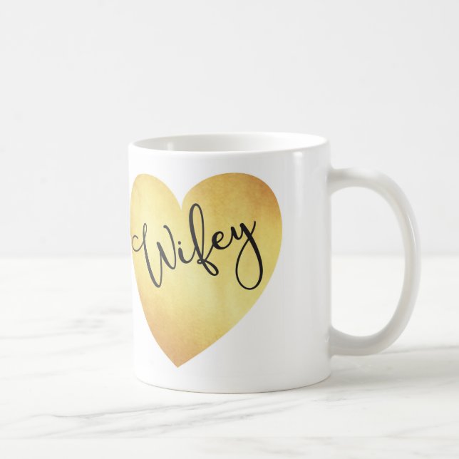 tasse de calligraphie de wifey avec le coeur de (Droite)