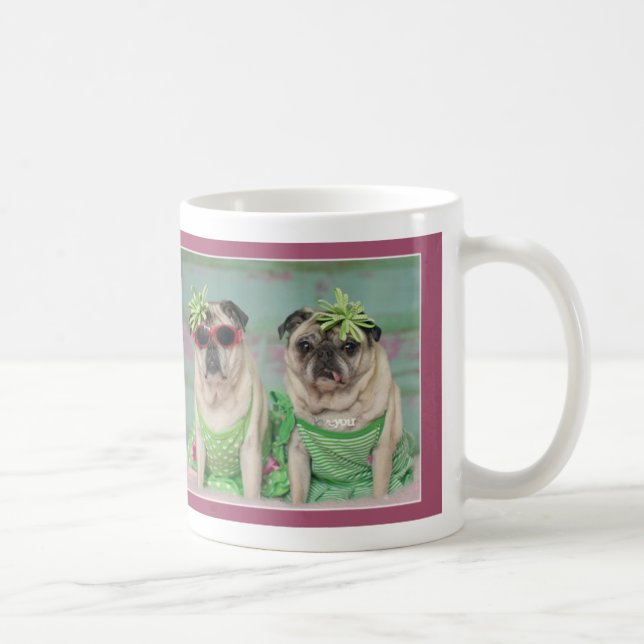 Tasse de carlin de soeurs par des carlins et des (Droite)