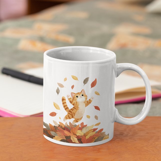 Tasse de chat automnal ludique, cadeau mignon (Playful cat enjoying autumn vibes — perfect cozy mug for cat lovers)