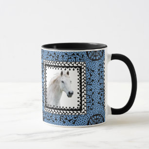 Tasse de cheval encadrée par bleu