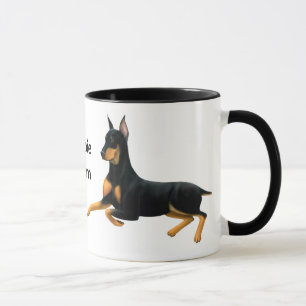 Tasse de chien de Pinscher de dobermann de maman
