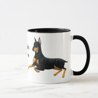 Tasse de chien de Pinscher de dobermann de maman