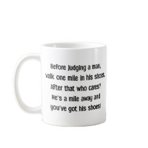 Tasse de citation drôle avant de juger un homme sa