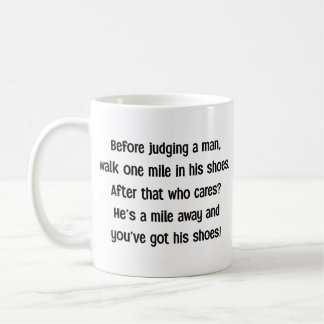 Tasse de citation drôle avant de juger un homme sa