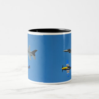 Tasse de combat du faucon F-16 et du mustang P-51
