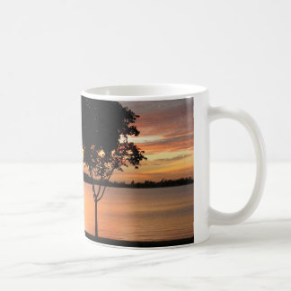 Tasse de coucher du soleil d'Osborne de lac