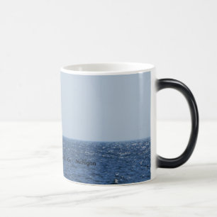 Tasse de croisière sur le lac