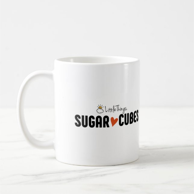 Tasse de cube en sucre avec des amis de cube en (Gauche)