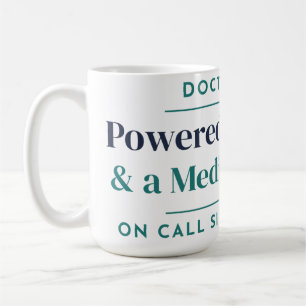 Tasse de docteur alimentée par le café et un diplô
