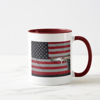 Tasse de drapeau américain et d'arme à feu