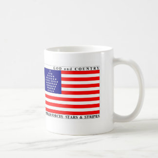 Tasse de drapeau d'étoiles et de rayures de forces