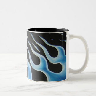 Tasse de flammes bleues