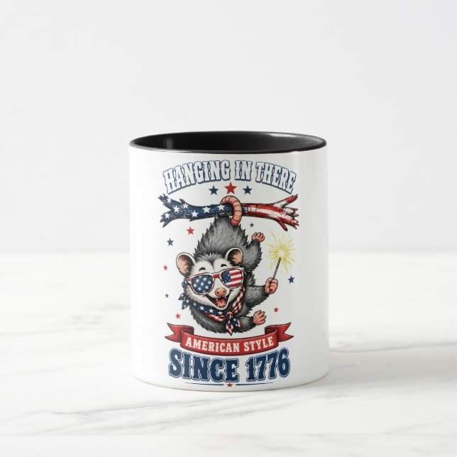 Tasse de la fête de l'Indépendance avec un opossum (Centre)
