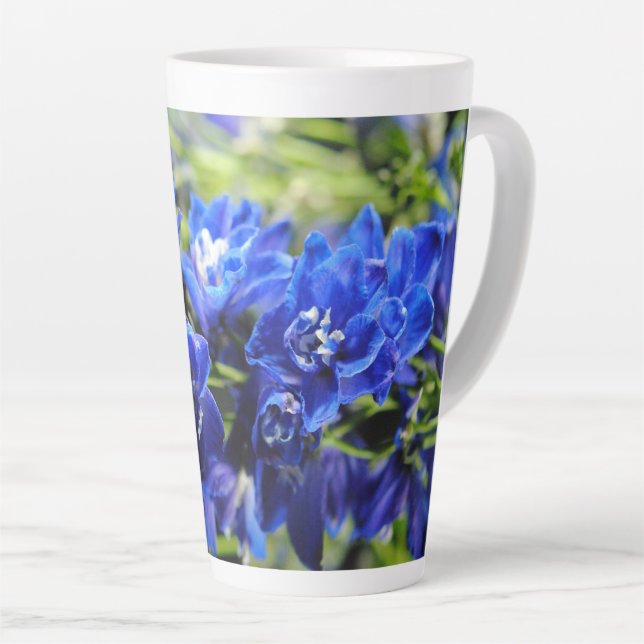 Tasse de latte au delphinium bleu (Angle droit)