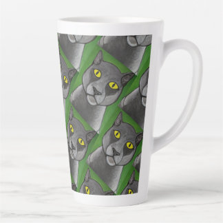 Tasse de latte avec chat gris