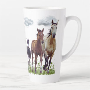 Tasse de latte avec des chevaux dans un pré
