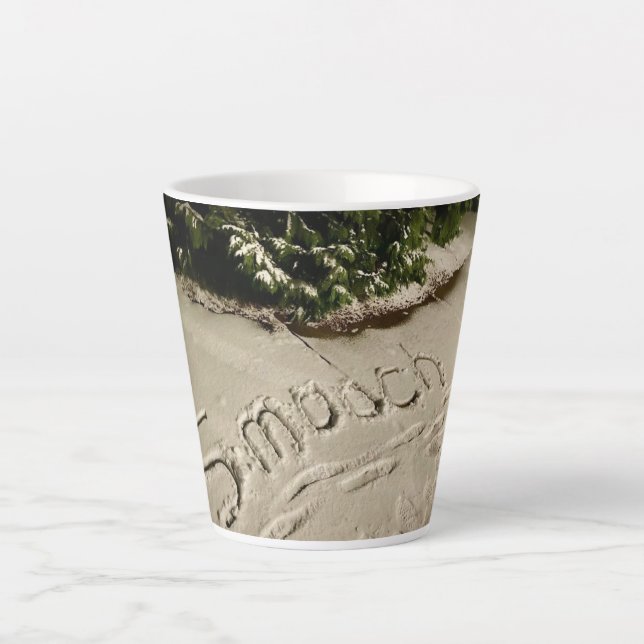 Tasse de latte « Bisou » écrit dans la neige (Devant)