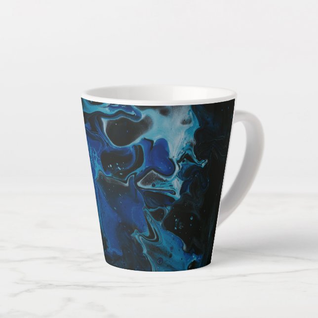 Tasse de latte en liquide psychédélique bleu foncé (Angle droit)