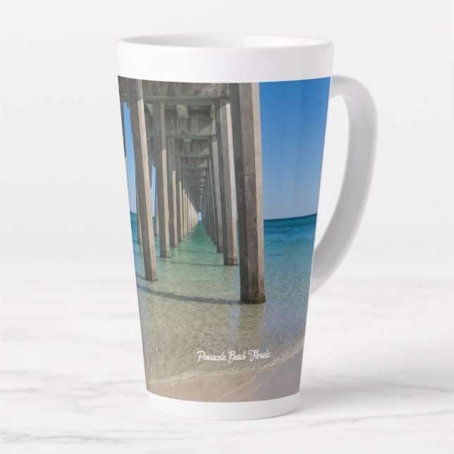 Tasse de latte sous la jetée de Pensacola Beach (Angle droit)