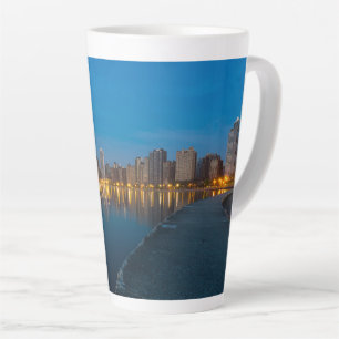 Tasse de latte sur le paysage urbain du nord de Ch