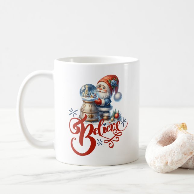 Tasse de Noël avec mignon gnome et globe de neige (Avec donut)