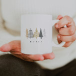 tasse de noël minimaliste moderne<br><div class="desc">Cet ornement de Noël de vacances présente un design minimaliste simple avec des arbres modernes griffés de Noël et une police serif simple.</div>