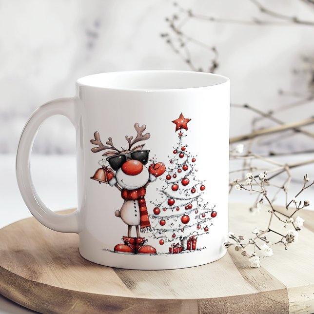 Tasse de Noël Renne Cool – Oh Cerf ! (Cool Reindeer Christmas Mug – Oh Deer! on a boho wooden table with tiny white flowers)