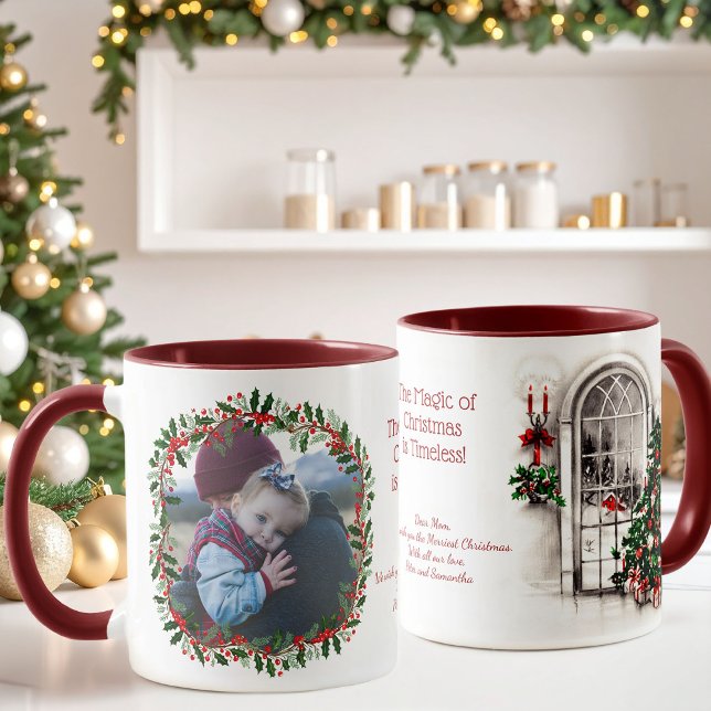 Tasse de Noël vintage avec fenêtre et houx (Beautiful Christmas photo mug with a holly wreath bordering your photo and a vintage Christmas scene)