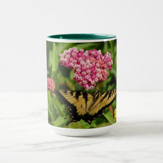Tasse de papillon avec des fleurs de milkweed