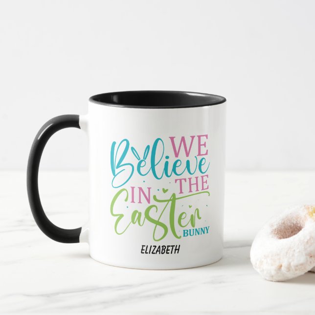 Tasse de Pâques calligraphie moderne de lapin de P (Avec donut)