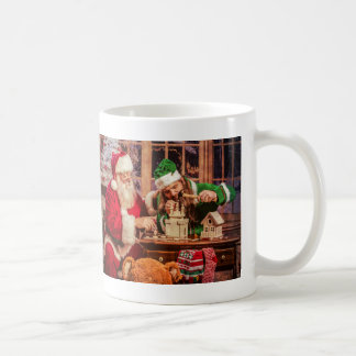 Tasse de Père Noël avec l'elfe et le chant