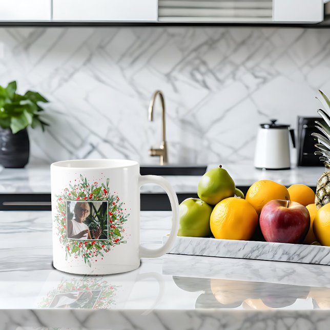 Tasse de photo de lettre de Noël rouge Monogramme (Créateur téléchargé)